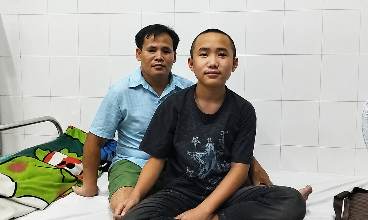 Chuyến rời bản gần 1.000 km đi cứu con của ông bố người Mông