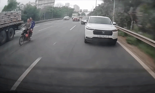 Hai người đi xe máy lao vào đuôi xe tải trên cao tốc