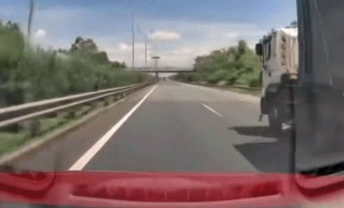 Ôtô lật nắp ca-pô ở 100 km/h trên cao tốc