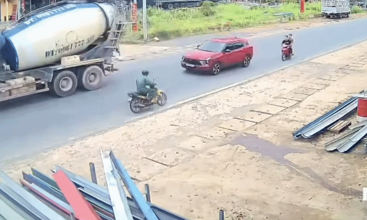 Xe máy vượt ẩu tông trực diện xe đi đúng chiều