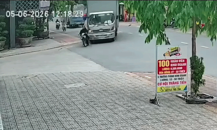 Người lái xe máy vái lạy xe tải sau va chạm