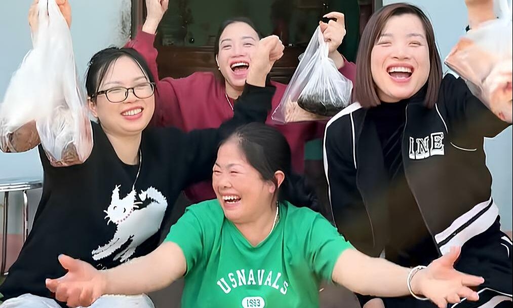 Mẹ kế 30 năm nuôi 4 con chồng